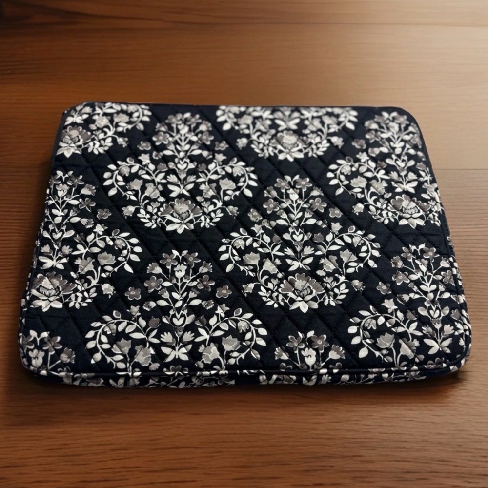 Vera Bradley Retired Chandelier Noir Quilted Laptop Sleeve Minimalist Bohemian